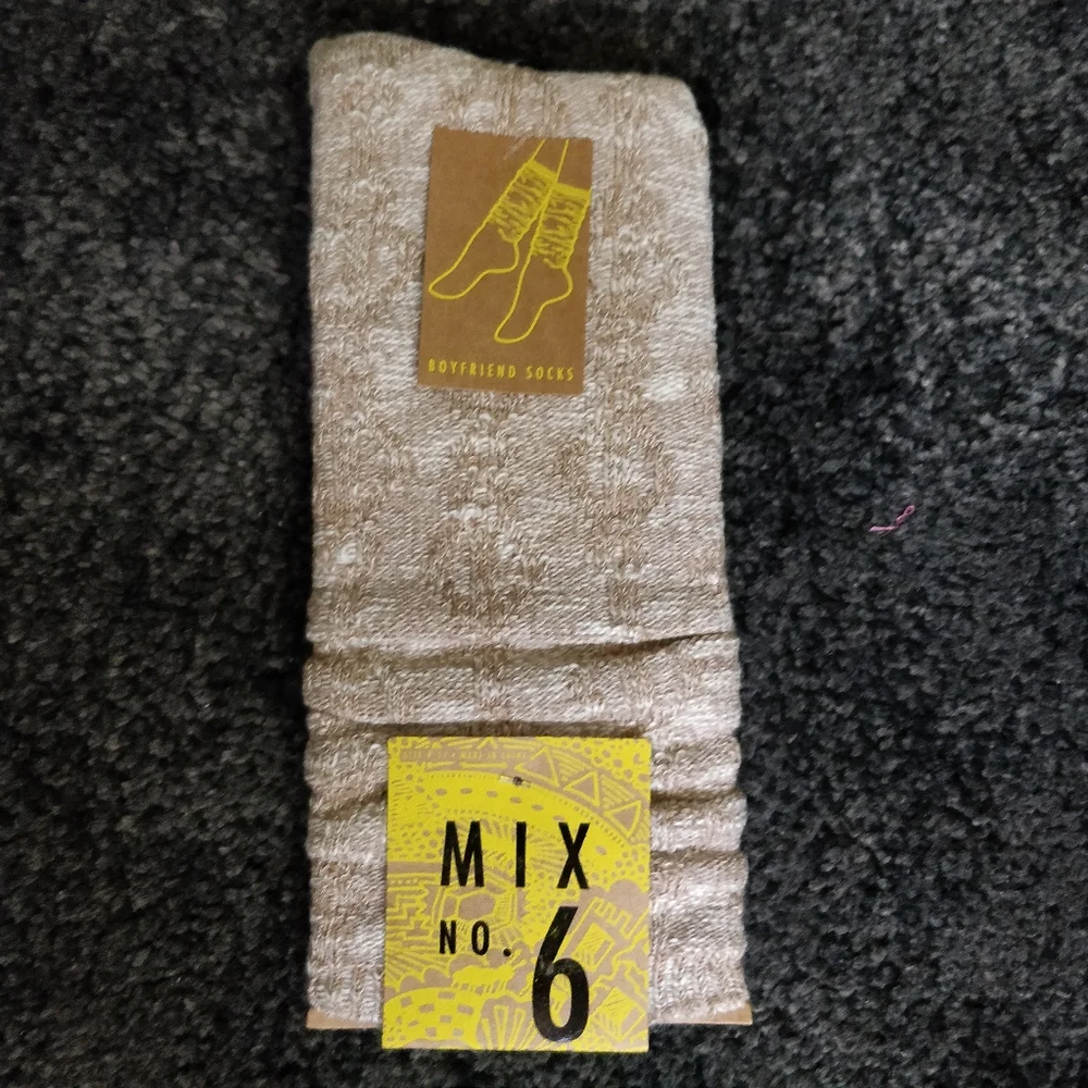 NWT MIX NO. 6 OATMEAL BOYFRIEND SOCKS